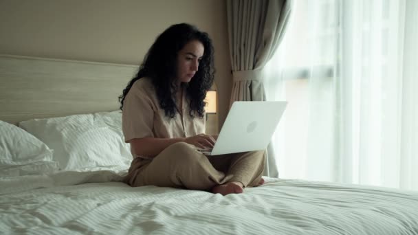 Junge Ernsthafte Freiberuflerin Die Laptop Arbeitet Während Sie Hause Schlafzimmer — Stockvideo