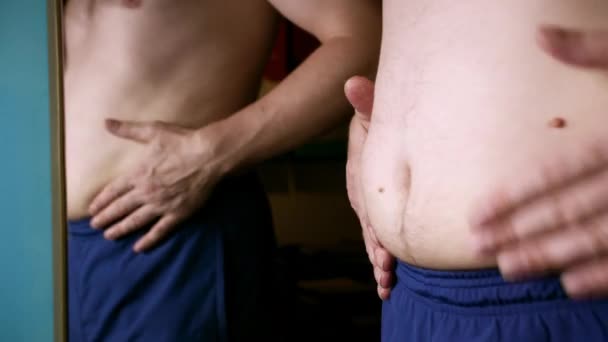 Barriga Masculina Gorda Homem Segurar Pele Para Verificar Celulite Pele — Vídeo de Stock