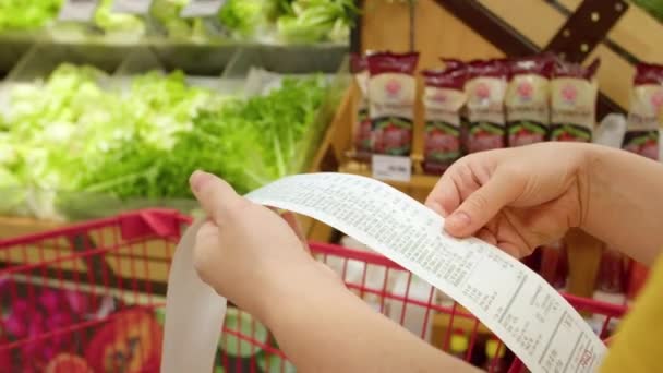 Uma Mulher Verifica Cheque Papel Depois Comprar Mantimentos Shopping Verificando — Vídeo de Stock