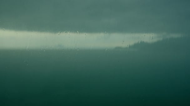 Stora Regndroppar Träffar Fönsterruta Sommardusch Vattendroppar Glas Regnregn Försvinn Regndroppar — Stockvideo