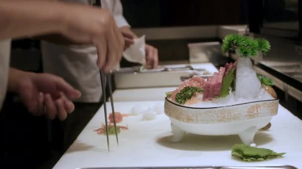 Feche Mão Chef Profissional Preparando Sashimi Salmão Vermelho Gelo Uma — Vídeo de Stock