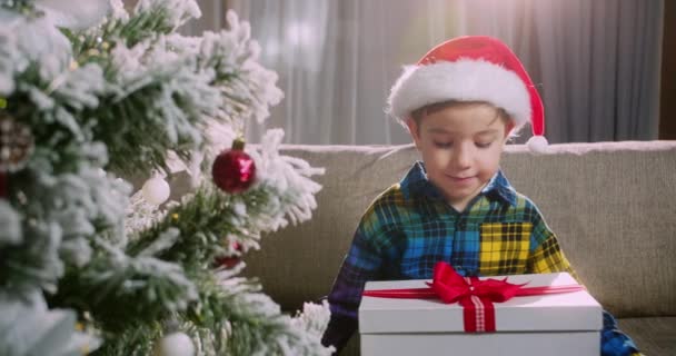 Joyeux Enfant Mignon Ravi Surprise Ouvre Une Boîte Cadeaux Noël — Video