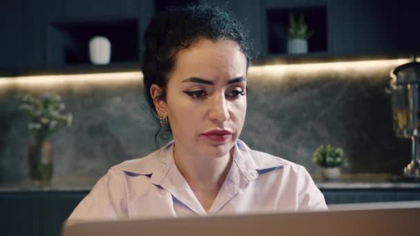 Donna Seria Caucasica Freelance Con Viso Preoccupato Frustrato Perché Errore — Video Stock