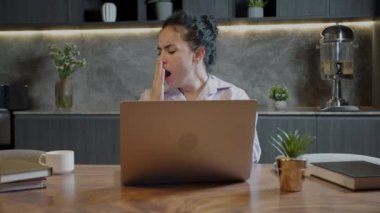 İş yerinde oturan kadın ciddi bir şekilde uykuya dalıyor. Aşırı çalışan kadın, yerleşik yaşam tarzı kavramı. Kadın bilgisayarı çalışıyor..