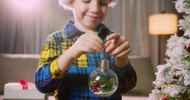 Enfant Tient Dans Ses Mains Une Belle Boule Noël Décorative — Video