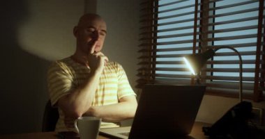 Bilgisayarda Ofiste İşyeri. İnternet 'te fazla mesai yapmak ve aklına bir fikir geliyor. Sosyal Ağ' da dizüstü bilgisayarda çok çalışan tasarımcı. İşadamı Çevrimiçi Finans Sohbeti