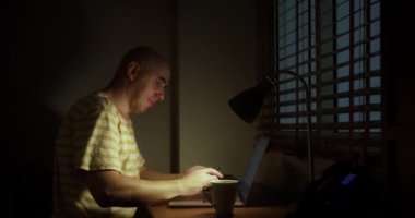 Kredi kartı tutan mutlu bir adam bankaya online ödeme yapıyor. İnternet mağazasında satın almak için laptop teknolojisi kullanan insan tüketicisi. Etrade web sitesi ödemeleri konsepti. Görüntüyü kapat.
