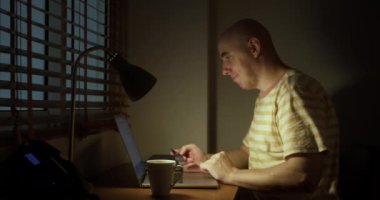 Kredi kartı tutan mutlu bir adam bankaya online ödeme yapıyor. İnternet mağazasında satın almak için laptop teknolojisi kullanan insan tüketicisi. Etrade web sitesi ödemeleri konsepti. Görüntüyü kapat.