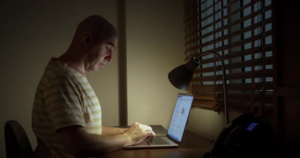 办公室在笔记本电脑上 疲倦的办公室职员上网加班 关掉电脑 关掉桌上的灯 商人在网上聊天 — 图库视频影像