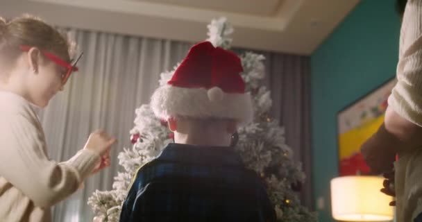 Joyeux Enfants Décore Arbre Noël Avec Des Boules Beaucoup Coffrets — Video