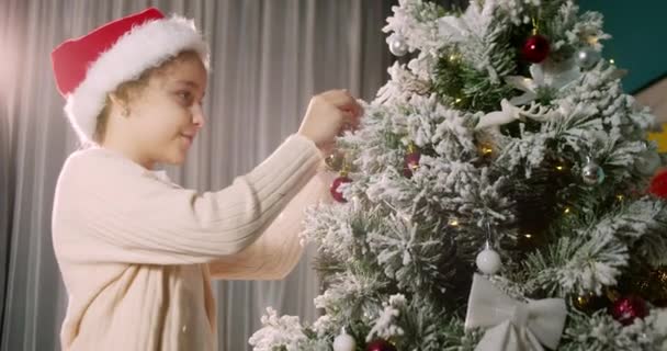 Criança Segura Uma Bela Bola Natal Decoração Para Árvore Natal — Vídeo de Stock