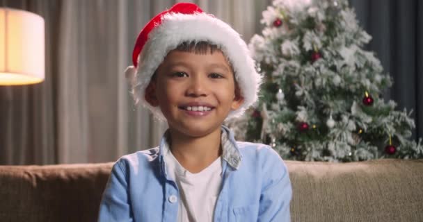 Portret Kind Feestelijke Kerst Portret Lachend Jongetje Een Kerstmuts Kerstman — Stockvideo