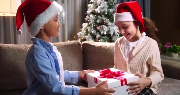 Crianças Bonitos Felizes Alegraram Com Surpresa Crianças Trocam Presentes Natal — Vídeo de Stock