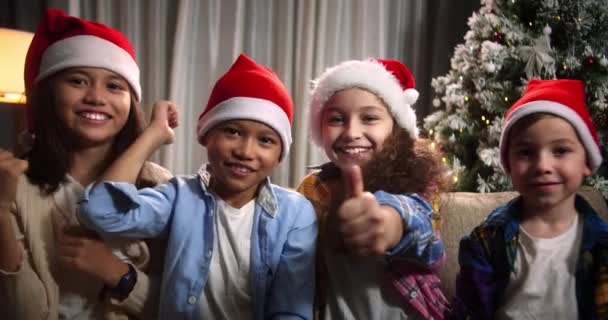 Retrato Criança Natal Festivo Retrato Sorrindo Menino Chapéu Natal Papai — Vídeo de Stock