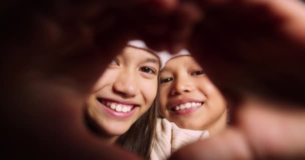 Közelkép Boldog Fiatal Anya Kis Imádnivaló Vidám Lánya Arcok Nézet — Stock videók
