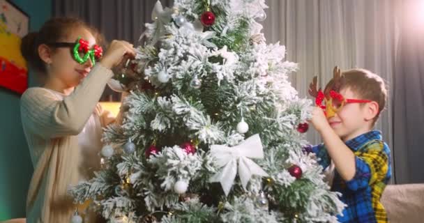 Enfants Tient Belle Décoration Boule Noël Pour Arbre Noël Dans — Video