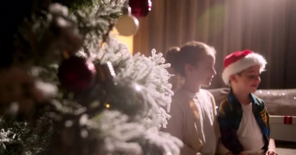 Lykkelig Familie Med Lille Datter Søn Santa Hatte Samlet Juleaften – Stock-video