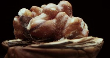 Siyah arka planda cevizi açmak dönüşümlü. Makro çekim, fındıklı fındıklı fındıklı fındıklı yakın çekim siyah ve sarı arka plan, Macro cevizli meyve fırlattı. Sağlıklı yiyecekler Organik yiyecekler