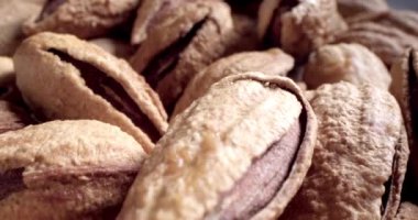 Makro çekim, siyah ve sarı arka planda güzel ışık altında fındık bademlerinin yakın çekim makrosu, Macro badem fındıklı meyveler. Sağlıklı besin organik gıdalar.