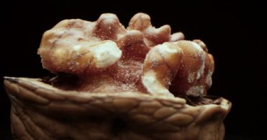 Siyah arka planda cevizi açmak dönüşümlü. Makro çekim, fındıklı fındıklı fındıklı fındıklı yakın çekim siyah ve sarı arka plan, Macro cevizli meyve fırlattı. Sağlıklı yiyecekler Organik yiyecekler