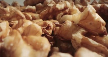 Makro çekim, siyah ve sarı arka planda güzel ışık altında fındık bademlerinin yakın çekim makrosu, Macro badem fındıklı meyveler. Sağlıklı besin organik gıdalar.