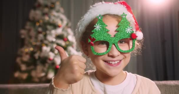 Retrato Uma Criança Copos Festivos Natal Belo Retrato Uma Menina — Vídeo de Stock