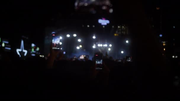 Banda Rock Concierto Calle Por Noche Multitud Está Bailando Filmando — Vídeo de stock