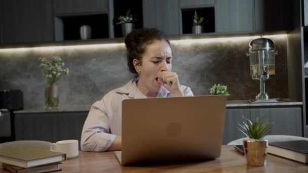 Γυναίκα Κάθονται Στο Χώρο Εργασίας Εμπειρίες Σοβαρή Σχεδόν Αποκοιμιέται Κουρασμένη — Αρχείο Βίντεο