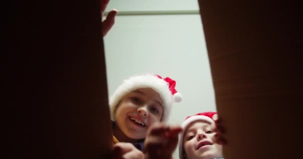 Niños Felices Encantados Con Sorpresa Abran Una Caja Con Regalos — Vídeos de Stock