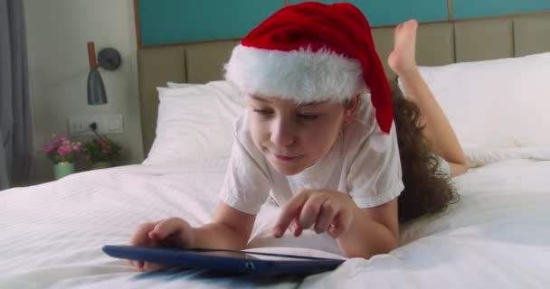 Curiosa Criança Sorridente Bonito Feliz Chapéu Natal Santa Clausa Menina — Vídeo de Stock