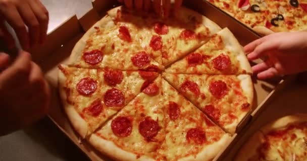 Mani Umane Prendono Fette Pizza Fresca Una Scatola Aperta Agli — Video Stock