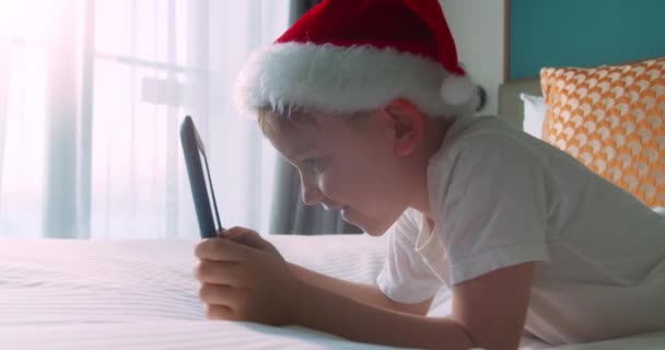 Curioso Feliz Bonito Sorrindo Criança Chapéu Natal Santa Clausa Garoto — Vídeo de Stock