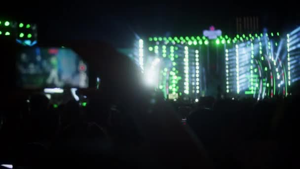 Gitarist Davulcusu Olan Bir Rock Grubu Gece Sokakta Bir Konserde — Stok video
