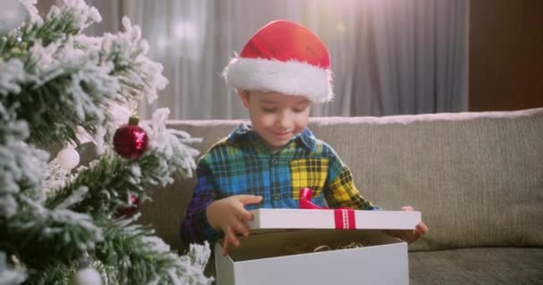 Joyeux Enfant Mignon Ravi Une Surprise Ouvre Une Boîte Avec — Video