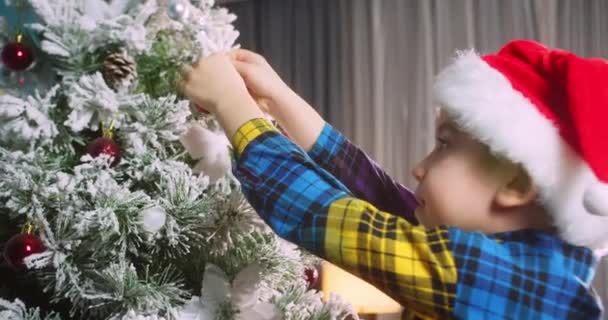 Menina Feliz Decorando Árvore Natal Com Bolas Montes Caixas Presente — Vídeo de Stock