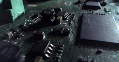 Makro Kamera, Bilgisayar Anakart Bileşenleri: Mikroçip, İşlemci, Transistorlar 'ı gösteriyor. Elektronik Aygıtın İçinde, Süper Bilgisayarın Parçaları.