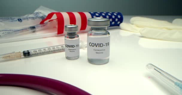 Vakcína Proti Covid Ampulce Vakcínou Proti Koronaviru Různým Stříkačkám Okolí — Stock video