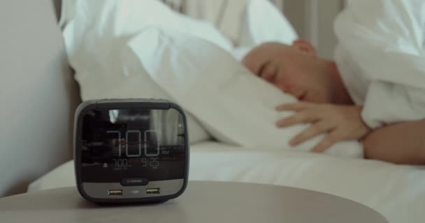ベッドサイドのテーブルからスマートフォンを取り より多くの睡眠を得るためにその目覚まし時計をオフに — ストック動画