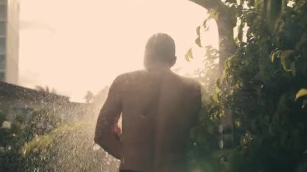 Guy Nimmt Nach Dem Kitesurfen Eine Regendusche Dusche Einer Privaten — Stockvideo