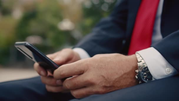 Zavřít Ruce Muže Obleku Muž Psaní Telefonu Zatímco Sedí Lavičce — Stock video