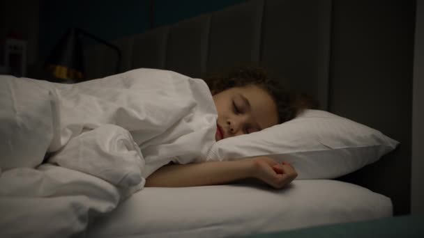 Bébé Endormi Lit Enfant Petite Fille Dort Doucement Dans Son — Video