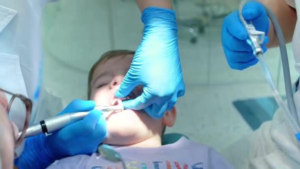 Zubařka Vyšetřuje Dětské Zuby Malého Chlapce Klinice Profesionální Zubařka Práci — Stock video