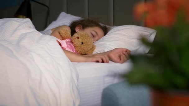 Menino Seis Anos Dorme Docemente Seu Berço Sorri Enquanto Dorme — Vídeo de Stock