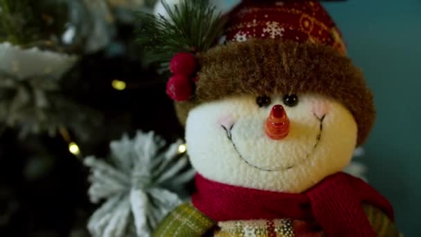 在明亮的节日灯火的背景下 用蛋蛋装饰圣诞树的特写 一个聪明雪人的特写圣诞装饰的细节 — 图库视频影像