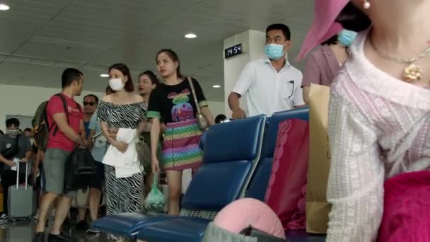 Menschen Medizinischen Masken Gegen Coronavirus Passieren Den Check Für Einen — Stockvideo