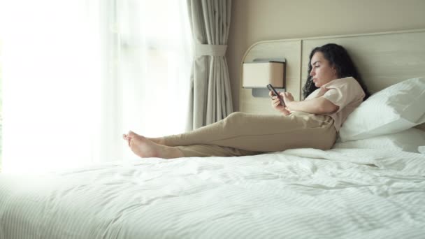 Mujer Preocupada Usando Aplicación Teléfono Celular Casa Mujer Caucásica Joven — Vídeo de stock