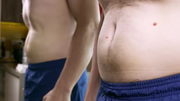 肥胖的男性腹部 男人拿着皮肤检查脂肪 脂肪腹部的绒毛皮肤 灰色背景下的整形外科概念 — 图库视频影像