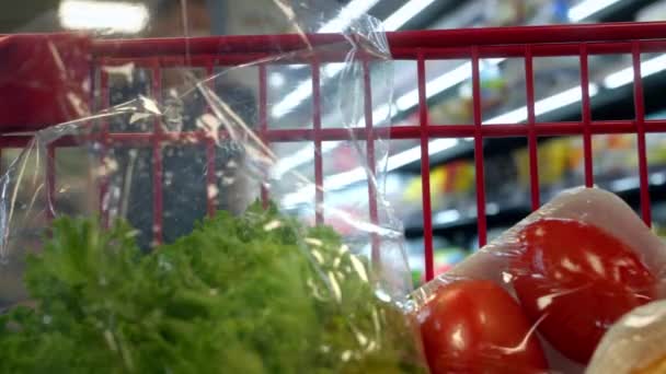 Frau Schiebt Einen Einkaufswagen Einem Supermarkt Warenkorb Mit Nahaufnahme Lebensmittel — Stockvideo