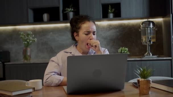 Žena Sedící Pracovišti Prožívá Těžké Chvíle Kdy Téměř Usne Unavená — Stock video
