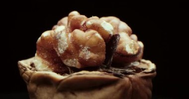 Siyah arka planda cevizi açmak dönüşümlü. Makro çekim, fındıklı fındıklı fındıklı fındıklı yakın çekim siyah ve sarı arka plan, Macro cevizli meyve fırlattı. Sağlıklı yiyecekler Organik yiyecekler